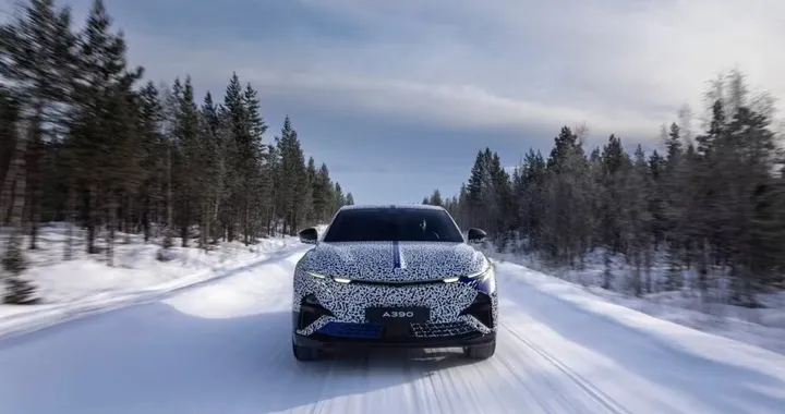 Alpine A390, il primo SUV elettrico sportivo del marchio sorpreso nei test in Svezia