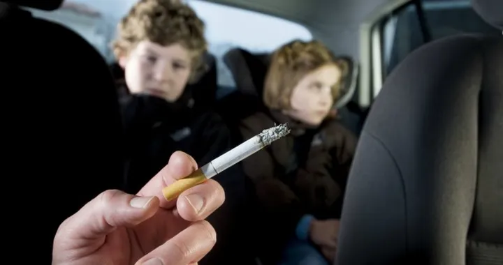 Fumare in auto: scatta il divieto, multe da 500 euro