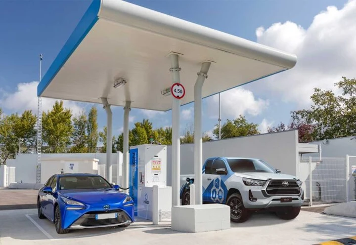 Toyota e l'idrogeno, il rifornimento auto si compie in 5 minuti