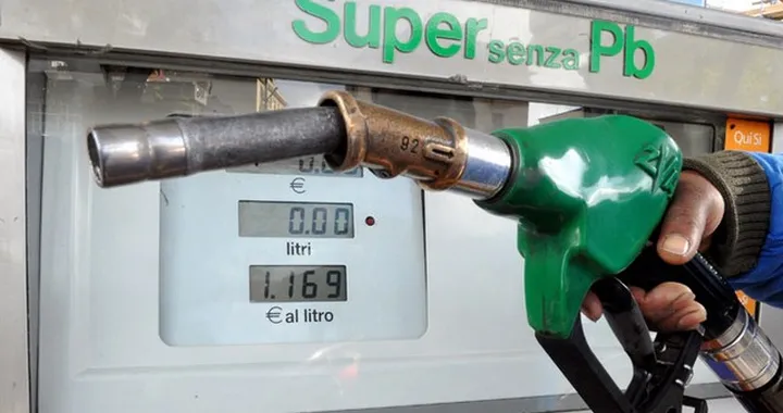 Il costo del carburante schizza in alto nel weekend