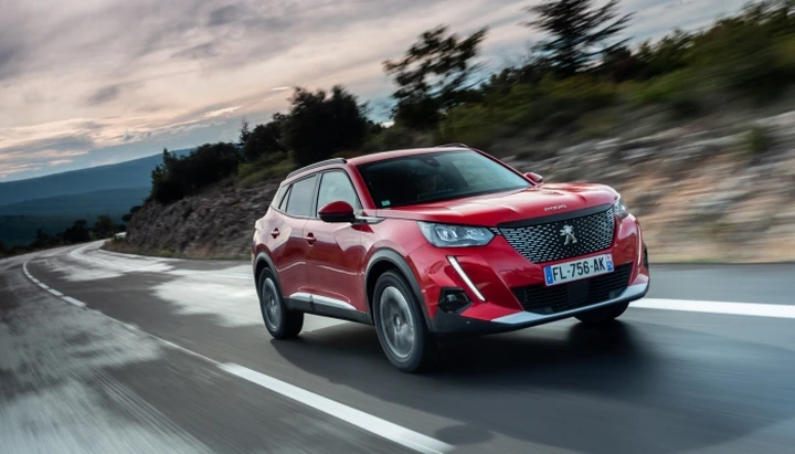 Peugeot 2008 Allure Navi Pack, serie speciale tecnologica e connessa