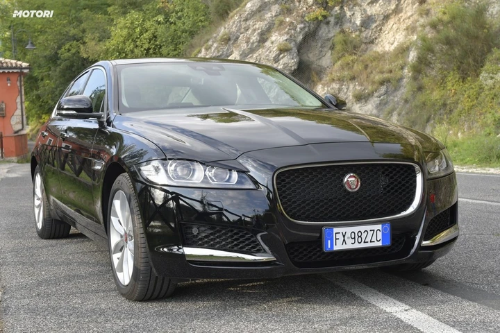 Jaguar XF 2.0 AWD 300 CV: la prova su strada