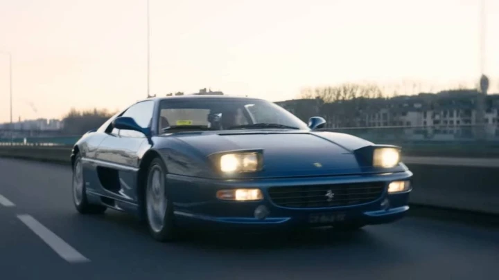 Ferrari F355 Berlinetta: il ruggito che ha fermato il tempo a Parigi [VIDEO]
