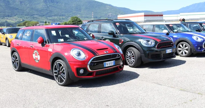 Mini Countryman John Cooper Works: in pista tra le auto del raduno