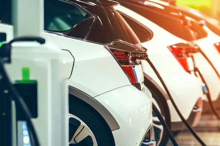 Guida alla ricarica dell'auto elettrica: come fare e dove trovare le stazioni di ricarica