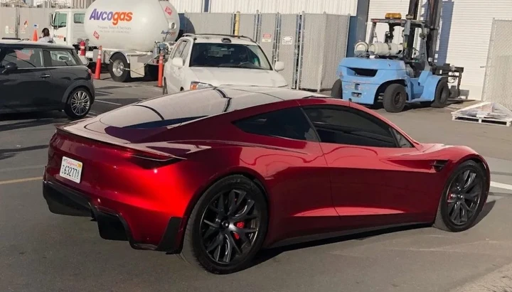 Sette anni di attesa e ancora niente: che fine ha fatto il nuovo Tesla Roadster?