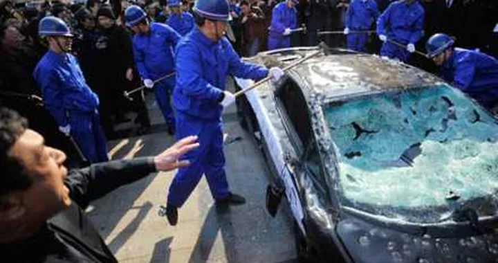 Lamborghini Gallardo inefficiente: distrutta a martellate