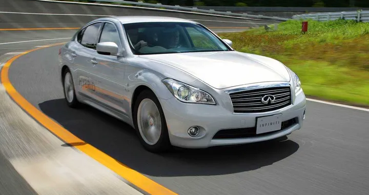 Infiniti M35h: 
