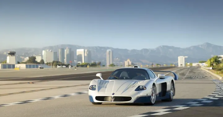 Maserati MC12 Stradale venduta all’asta per 5,2 milioni: nuovo record per la supercar italiana