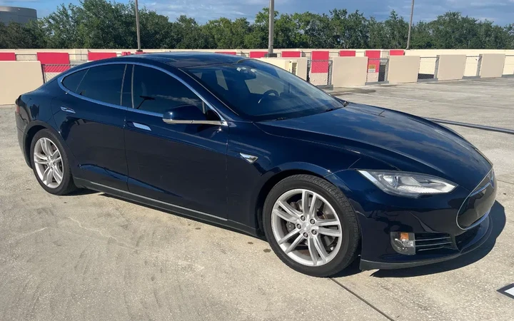 Tesla Model S del 2013, l'affare è averla presa al 10% del prezzo originale