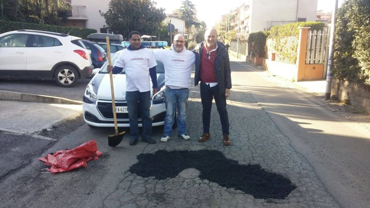 Tappami, i cittadini romani asfaltano le buche stradali