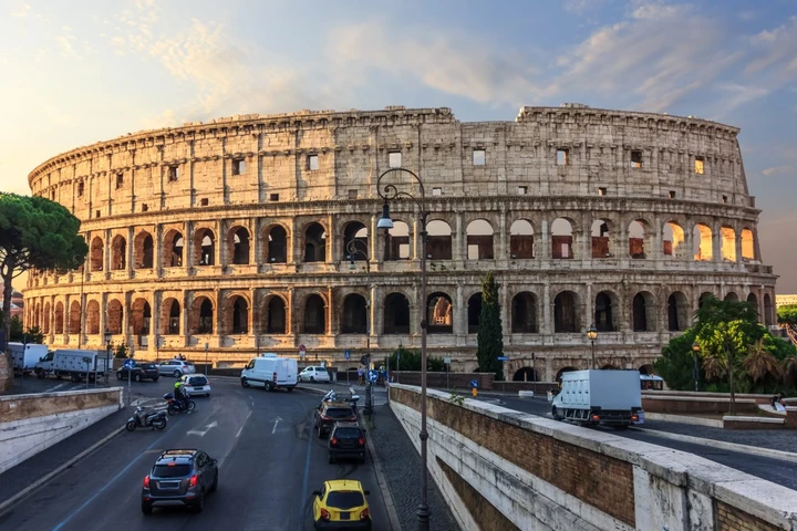 Raffica di multe a Roma, nel mirino auto elettriche e ibride: ma come mai?