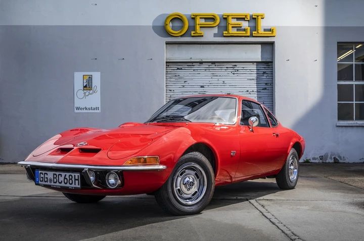 Opel GT: le immagini ufficiali di tutte le generazione
