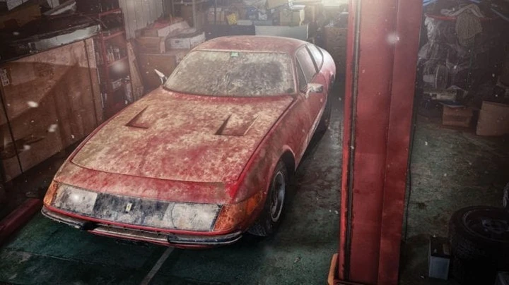 Una Ferrari 365 GTB/4 Daytona ritrovata in una stalla