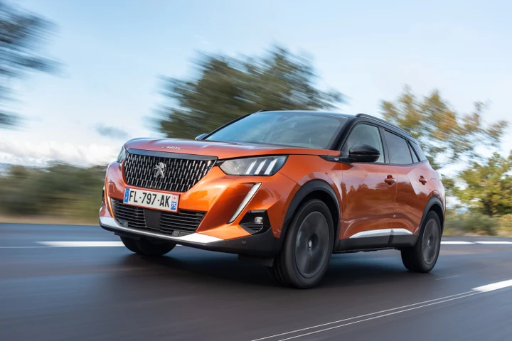 Nuova Peugeot 2008: primo contatto con il B-SUV francese