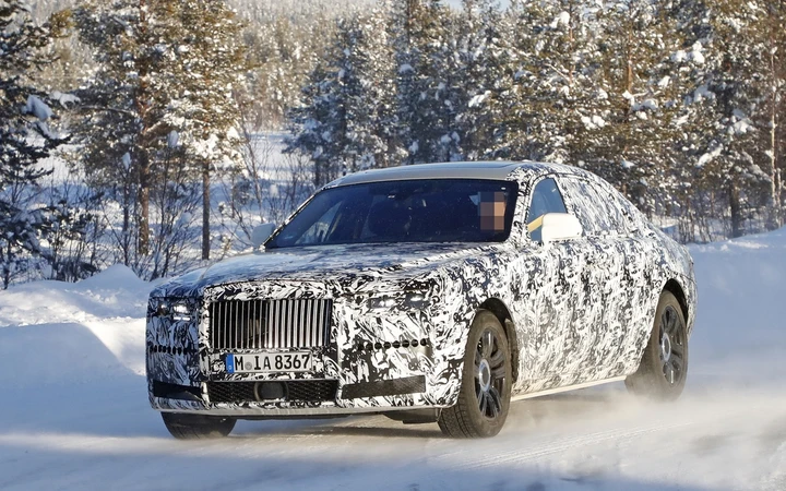 Rolls-Royce Ghost: la nuova generazione spiata sulla neve