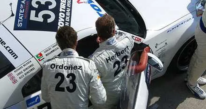 Il vincitore della Nissan GT Academy sul podio di Silverstone nel FIA GT4