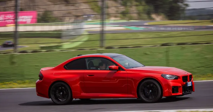 BMW M2 2023: divertimento di guida assoluto! La PROVA IN PISTA