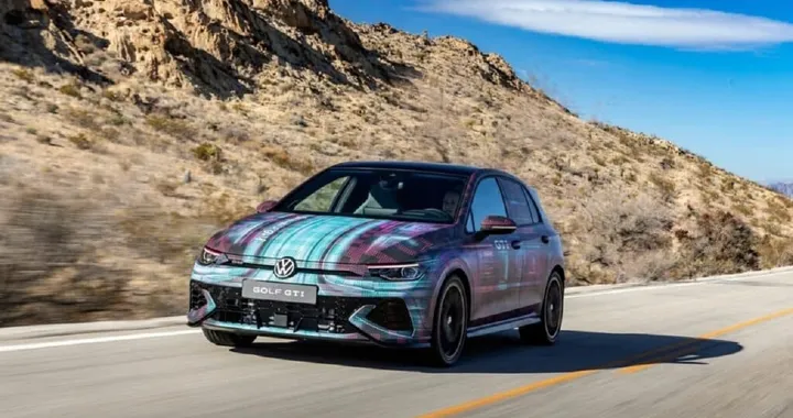 Volkswagen Golf 2024: nuove immagini dal CES, ChatGPT sarà integrata nei comandi vocali