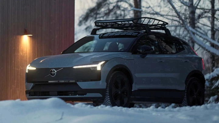 Volvo EX30 Cross Country: il SUV elettrico dal look off-road per avventure green