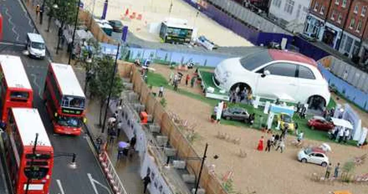 Una 500C gigante esposta a Londra