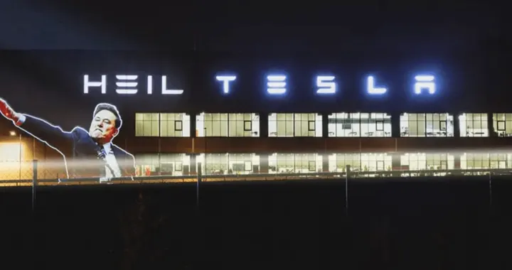 Choc in Colorado: Tesla nel mirino! Cocktail molotov distruggono 4 auto