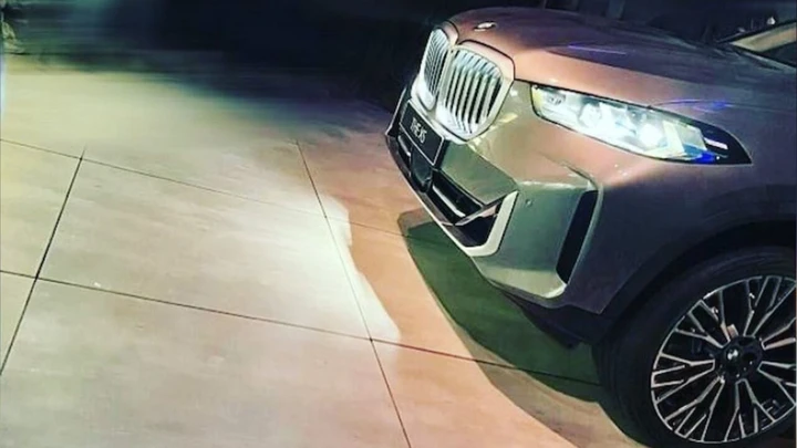 BMW X5 2023: l'immagine del restyling in anteprima