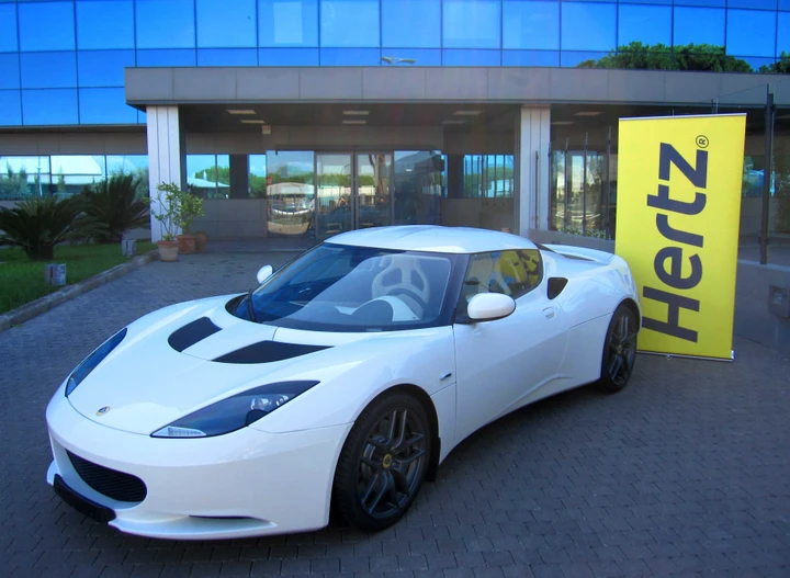 Con Hertz noleggi una Lotus Evora