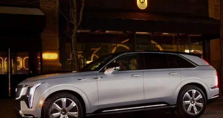 Cena di lusso su quattro ruote: Cadillac trasforma il SUV in un ristorante esclusivo [VIDEO]