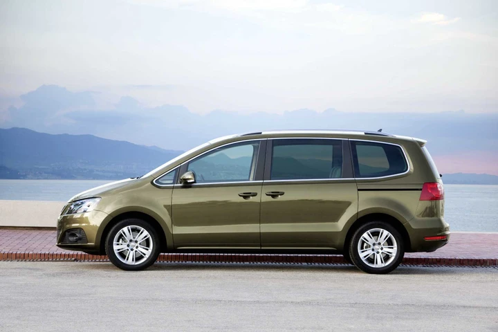 Seat Alhambra, il monovolume si fa auto