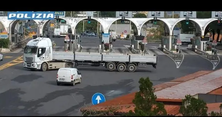 Tir contromano per sfuggire alla polizia, la folle manovra finita male [VIDEO]