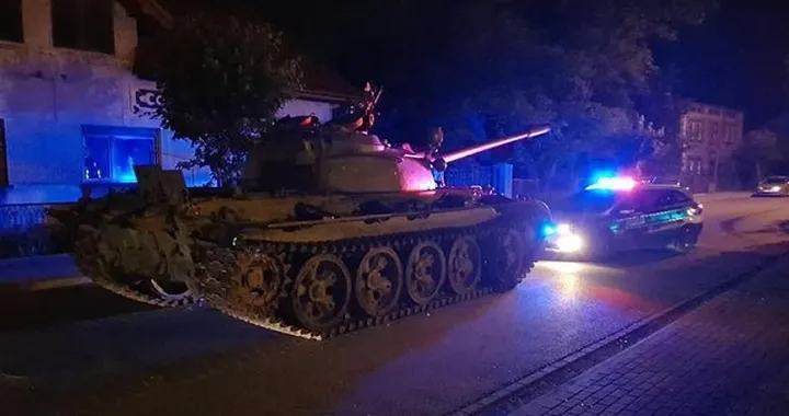 Polonia, ubriaco ruba un carro armato sovietico e ci fa un giro per strada, arrestato: ecco il video