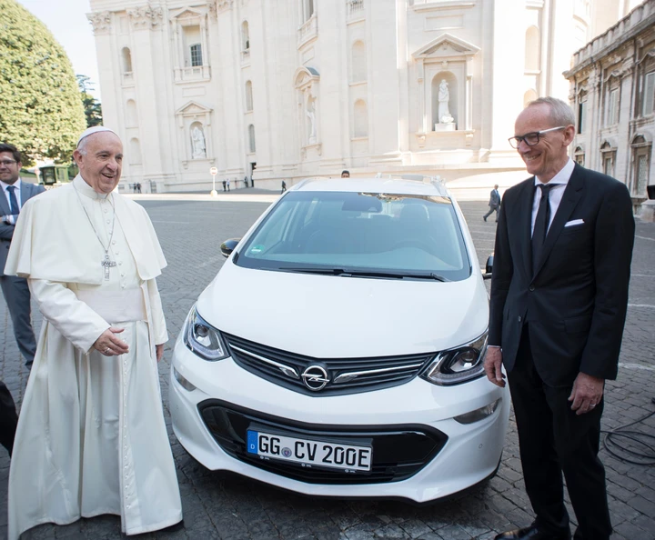 Opel Ampera-e: a Papa Francesco un esemplare della vettura 100% elettrica