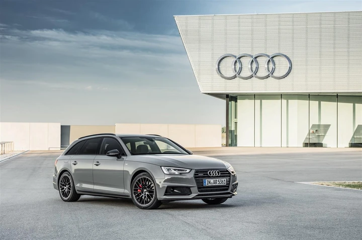Audi A4 S Line Black Exterior e Black Interior 2018: immagini ufficiali