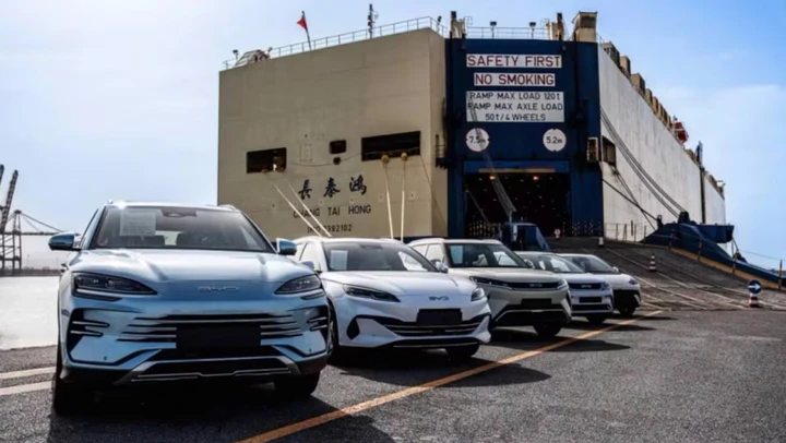 Auto ibride cinesi, l’UE valuta il tetto del 15%: rischio nuovi dazi