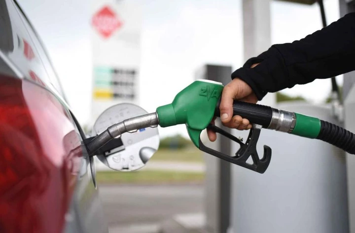 Carburanti, il prezzo della benzina supera i 2 euro al litro