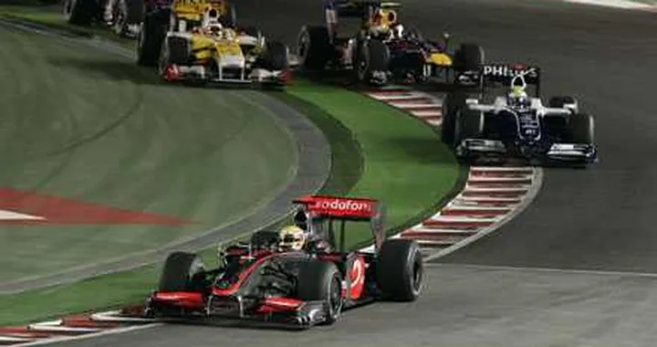 Hamilton impeccabile domina un soporifero GP di Singapore