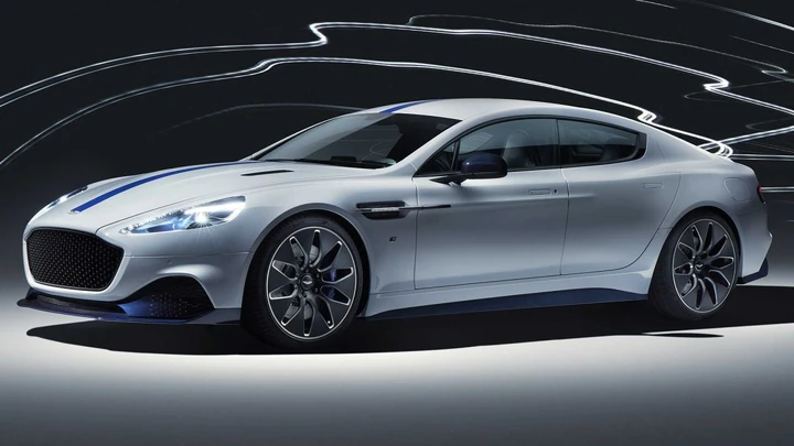 Il rombo del V12 o il silenzio elettrico? Aston Martin in bilico tra passato e futuro