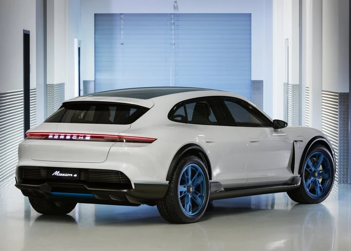 Porsche Mission E Cross Turismo Concept al Salone di Ginevra 2018