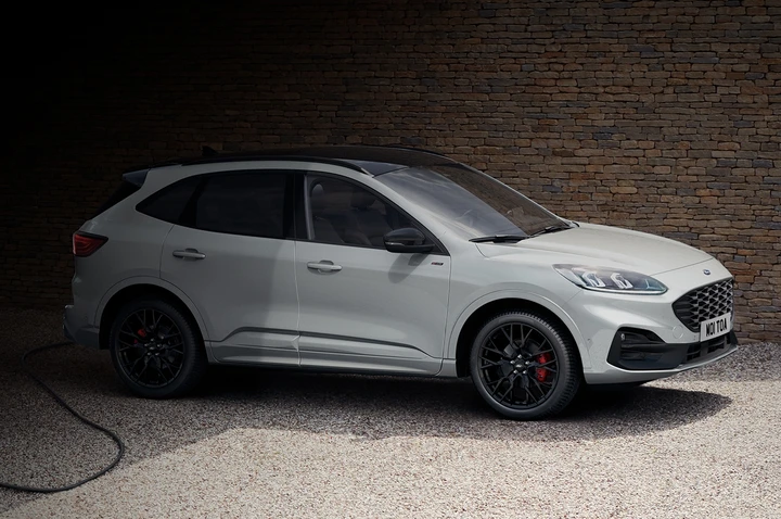 Ford Kuga: il pacchetto Black per la plug-in