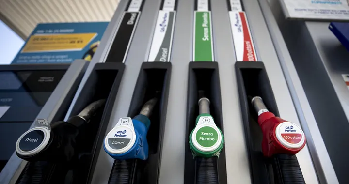 Prezzi carburanti in Italia: continua il calo di benzina e diesel