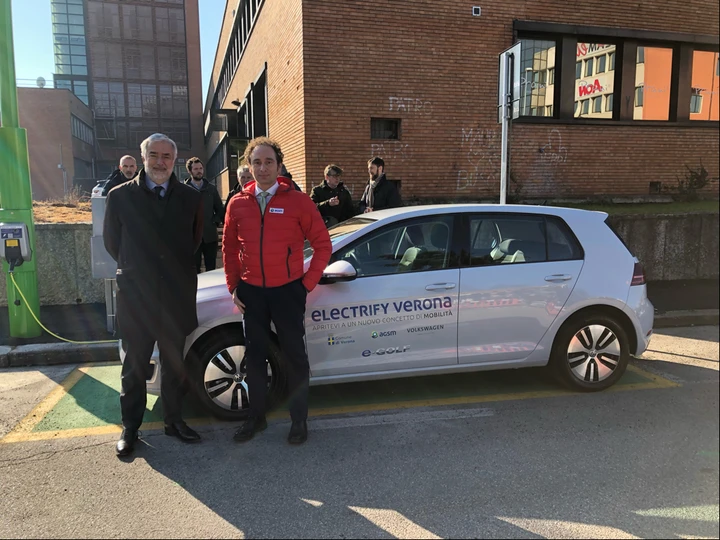 Electrify Verona: installati i primi pali intelligenti per la ricarica veloce