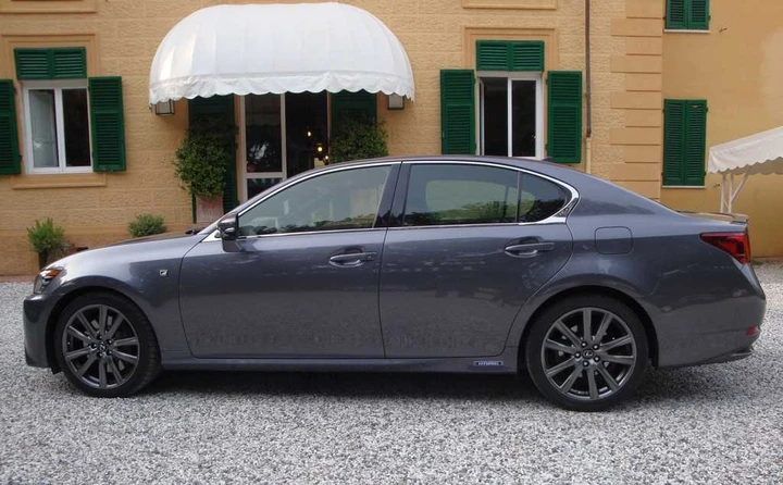 Lexus: l'ibrido strizza l'occhio alla passione
