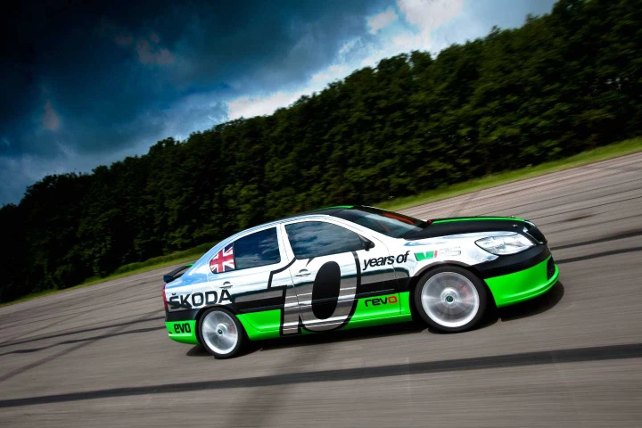 Una Skoda Octavia da 325 km/h
