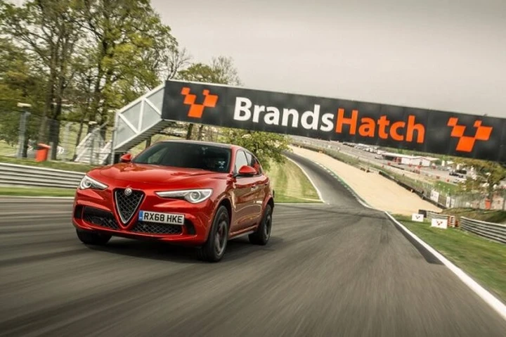 Alfa Romeo Stelvio Quadrifoglio, è record sui circuiti inglesi: ecco il video