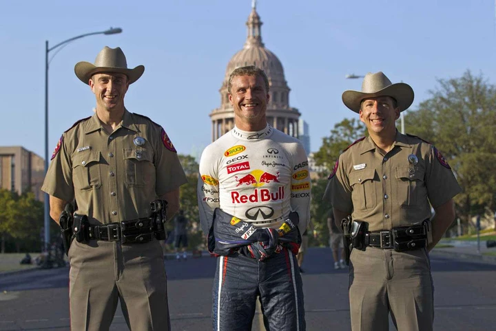 Una Red Bull in corsa sullo sterrato
