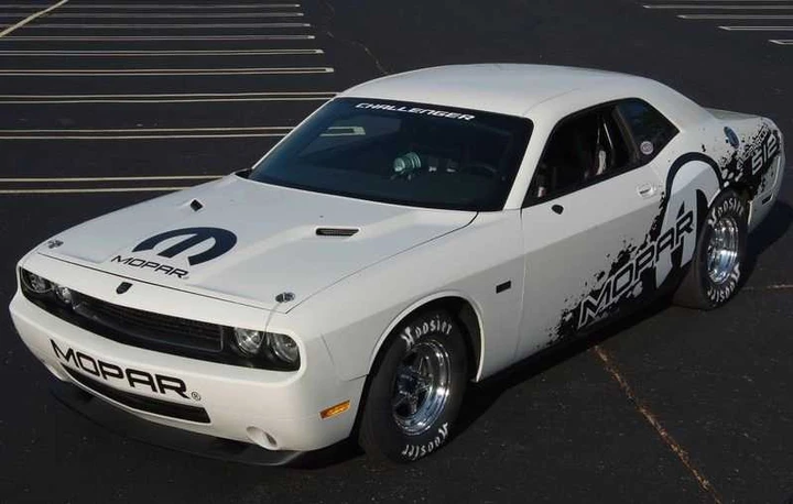 Dodge Challenger Drag Pak: batte il cuore della Viper