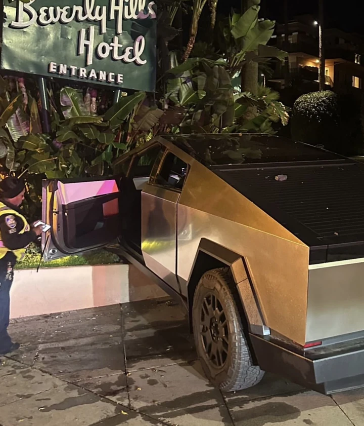 Tesla Cybertruck protagonista di uno strano incidente a Beverly Hills