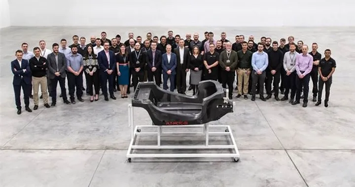 McLaren: la prima scocca in fibra di carbonio per i nuovi modelli ibridi