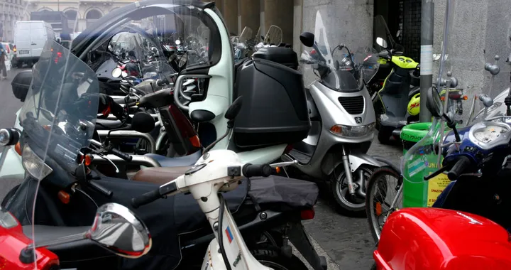 Milano, stop alle moto Euro2 da ottobre: una scelta che fa discutere